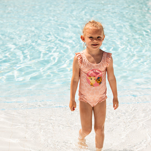 Flicka i rosa baddräkt