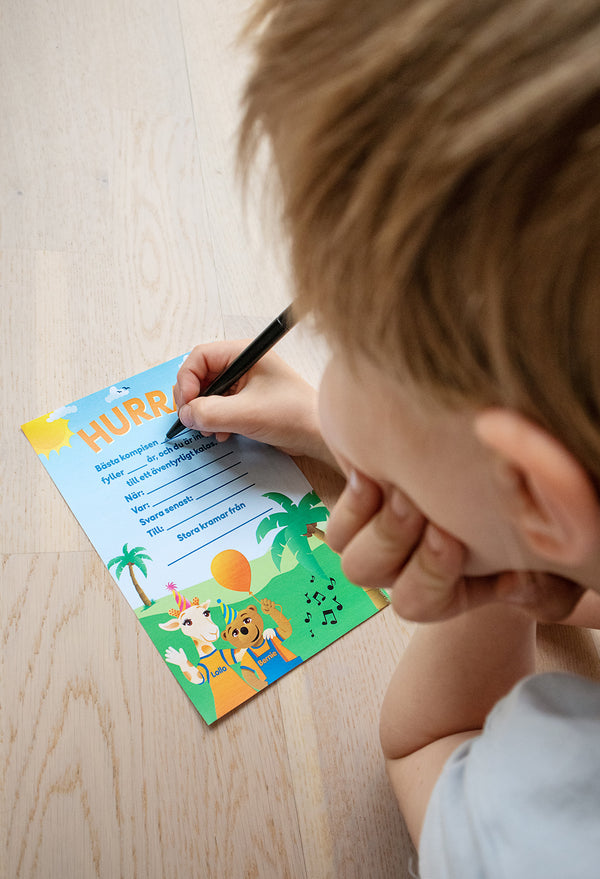 barn skriver inbjudningskort