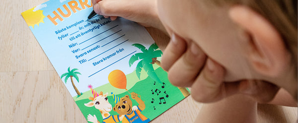 barn skriver inbjudningskort