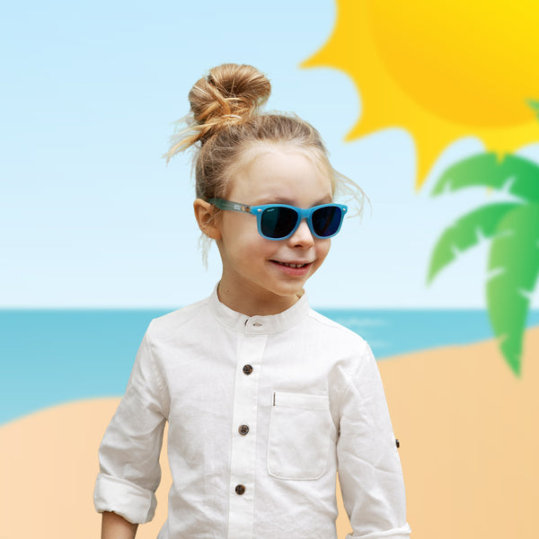 barn i blåa Lollo & Bernie solglasögon