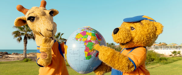 Lollo och Bernie kollar på en jordglob