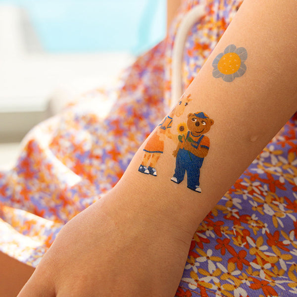 Lollo & Bernie gnuggisar på en arm