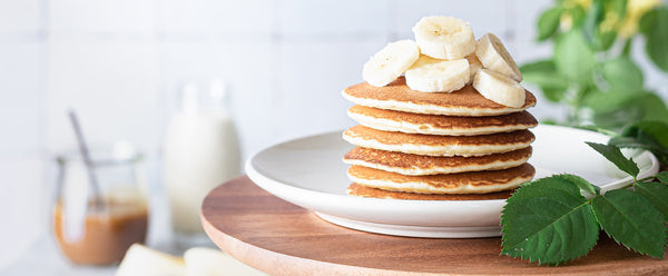 Hemlagade bananpannkakor med frukt och kvarg