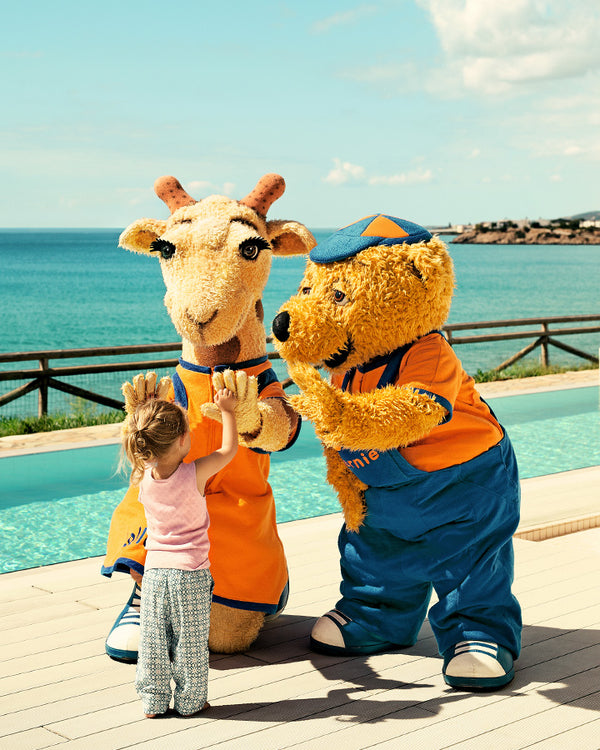 Lollo och Bernie gör high five med barn