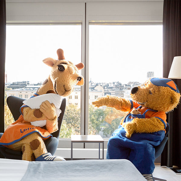 Lollo och bernie på ett hotellrum