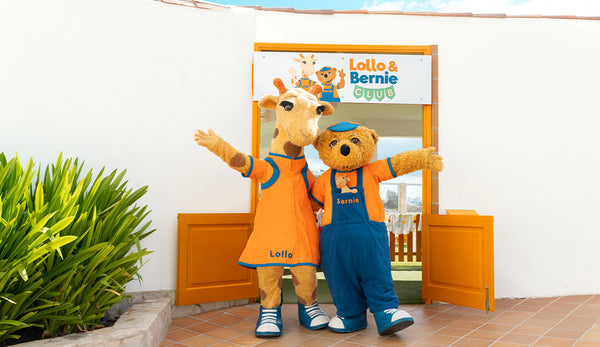Lollo och bernie utanför en barnklubb