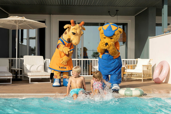 barn plaskar i poolen med lollo och bernie