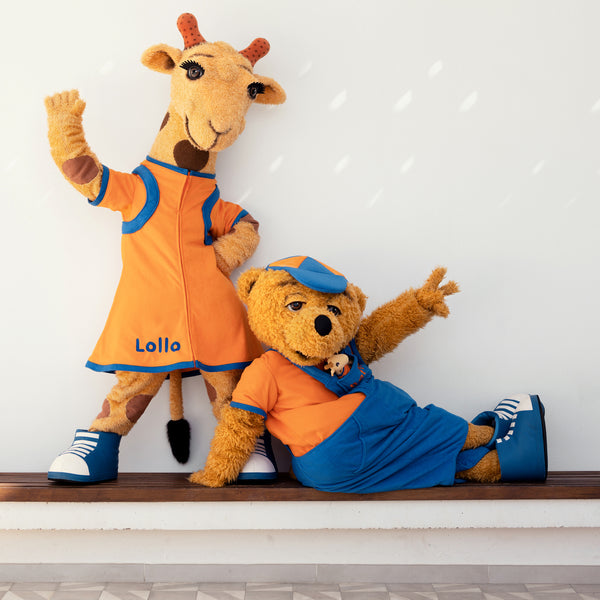Lollo och Bernie framför en vägg