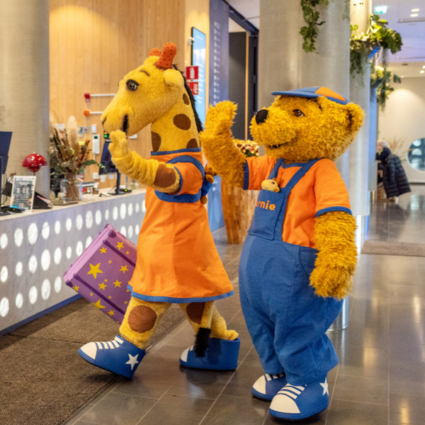 Lollo och Bernie checkar in på ett quality hotell