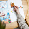 Barn pysslar i pysselboken