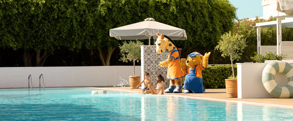 lollo och bernie leker vid poolen