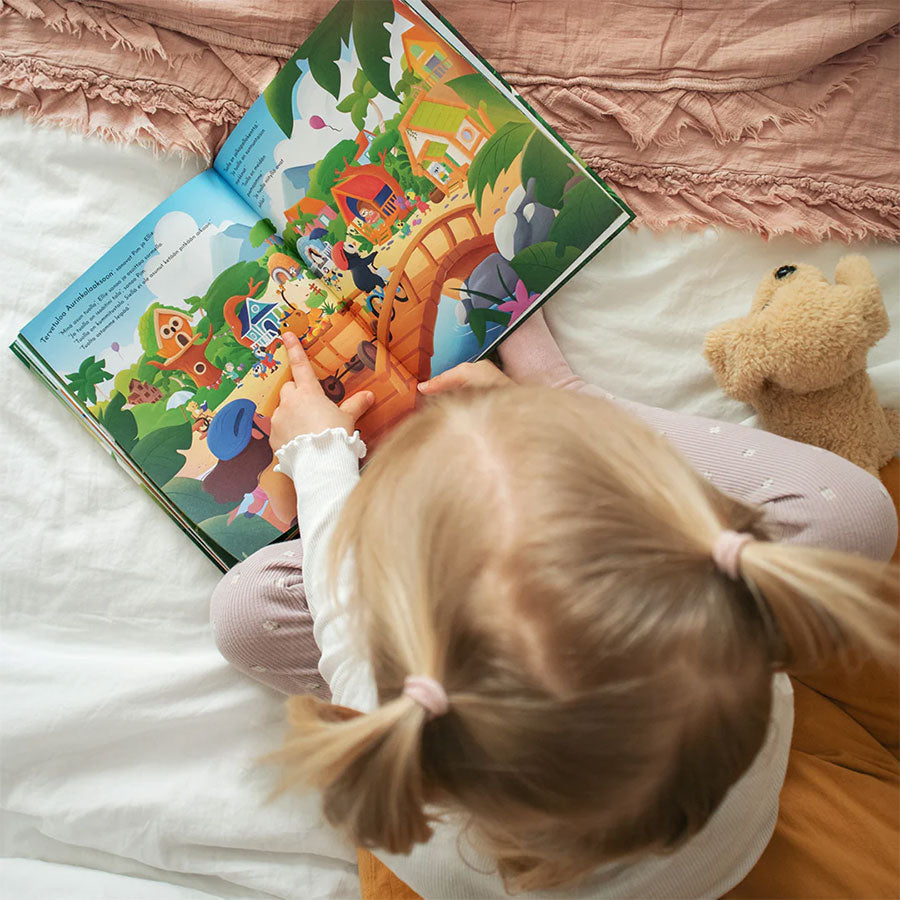 Flicka kollar i boken Solens land på finska