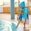 barn doppar tån i poolen med lollo och bernie badponcho