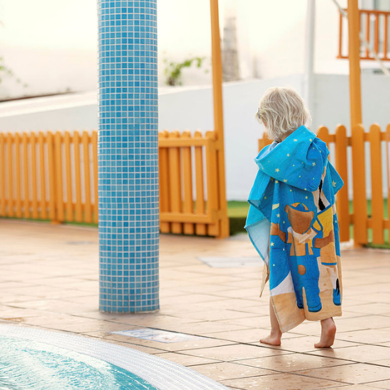 barn går vid poolen med lollo och bernie badponcho